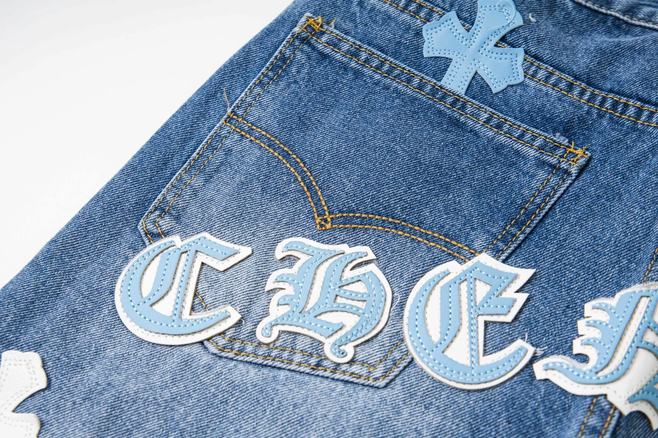 P260 Chrome Hearts light blue pants, Sanskrit blue and white patchwork leather jeans. CH jeans need to be washed and then disassembled and hand-stitched with sheepskin cross leather and then spliced ​​together. The whole piece has too many craftsmanship to explain. The patchwork cross pattern is embellished, and the high-waisted washed jeans! ! Absolutely high-end luxury products, god-level single products and super popular products, made with top heavy industry, a must-see magic weapon. Customized hardware. The fabric is thick and soft after washing. It has good breathability. Customized small leather label. Unique design. The details are simple and elegant, and the workmanship is exquisite. The entire trousers are neatly routed and the details are in place! It’s so cool that both men and women can easily control the genderless trend! Style number: 1805# Color: blue Size: 28 30 32 34